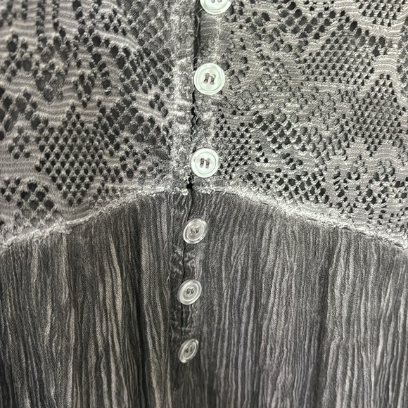 Indigo thread Co. size XL, women’s peasant blouse, V-neck with ruffled sleeves - Picture 3 of 5